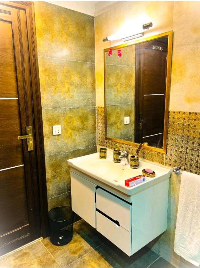 Eiffel Luxury Apartments Лахор Экстерьер фото