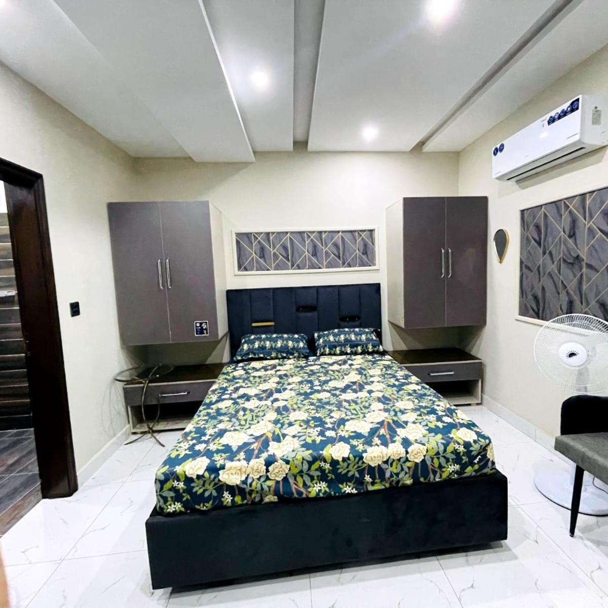Eiffel Luxury Apartments Лахор Экстерьер фото